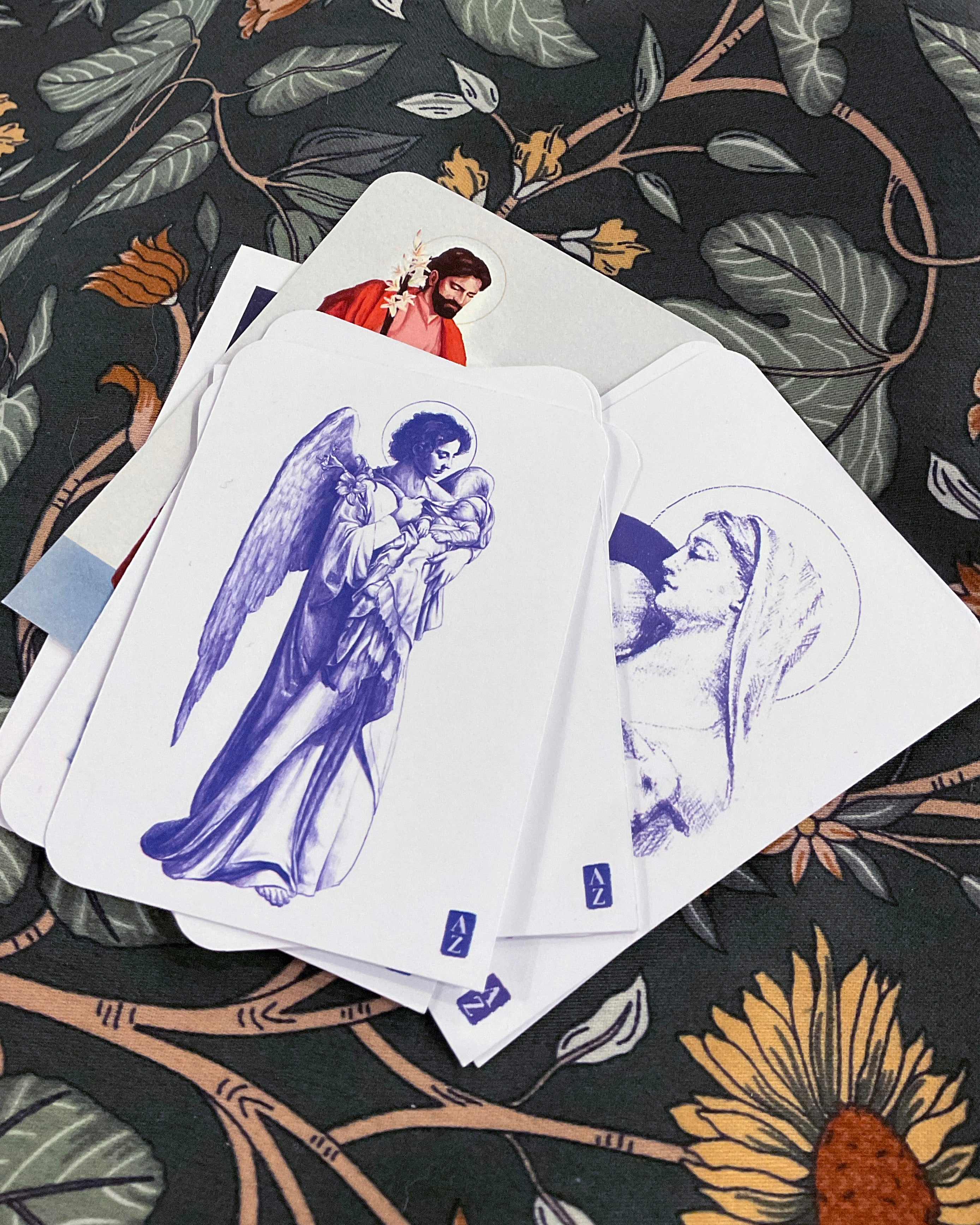 Petites images pieuses en vrac sur fond vert, sont représentées Jésus enfant, et la sainte famille