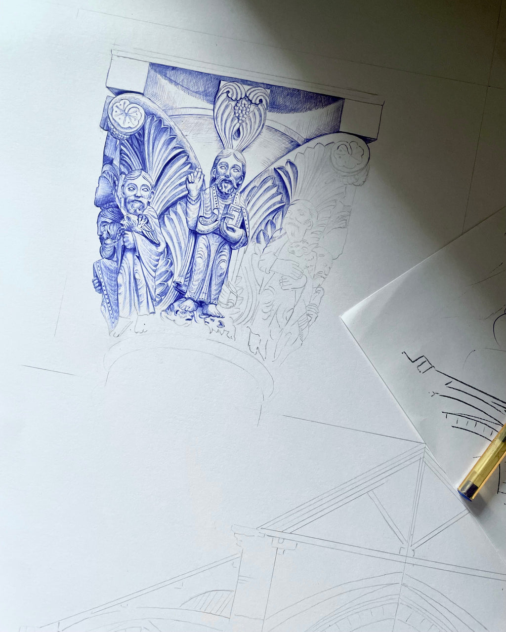 Photo du chapiteau du Tétramorphe sur le portail central de la basilique de Vézelay, dessin en cours de réalisation au stylo bic bleu.