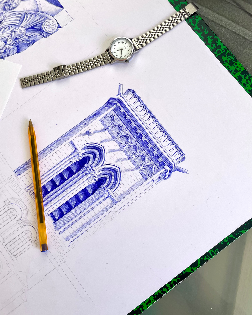 dessin au stylo bic bleu en cours de réalisation de la tour de la basilique Sainte-Marie-Madeleine de Vézelay.