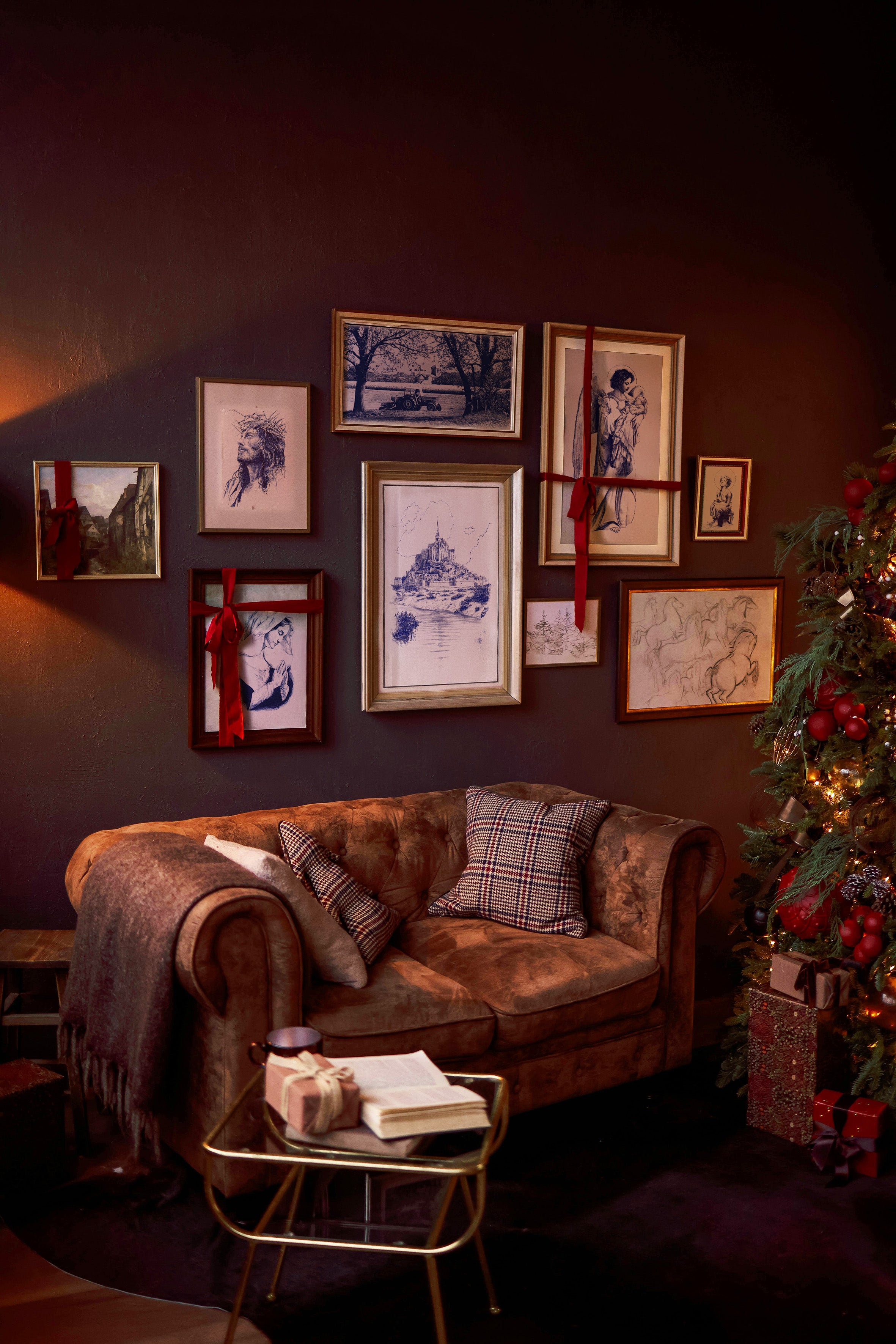 Divers dessins bleus encadrés dans un salon ambiance de Noël