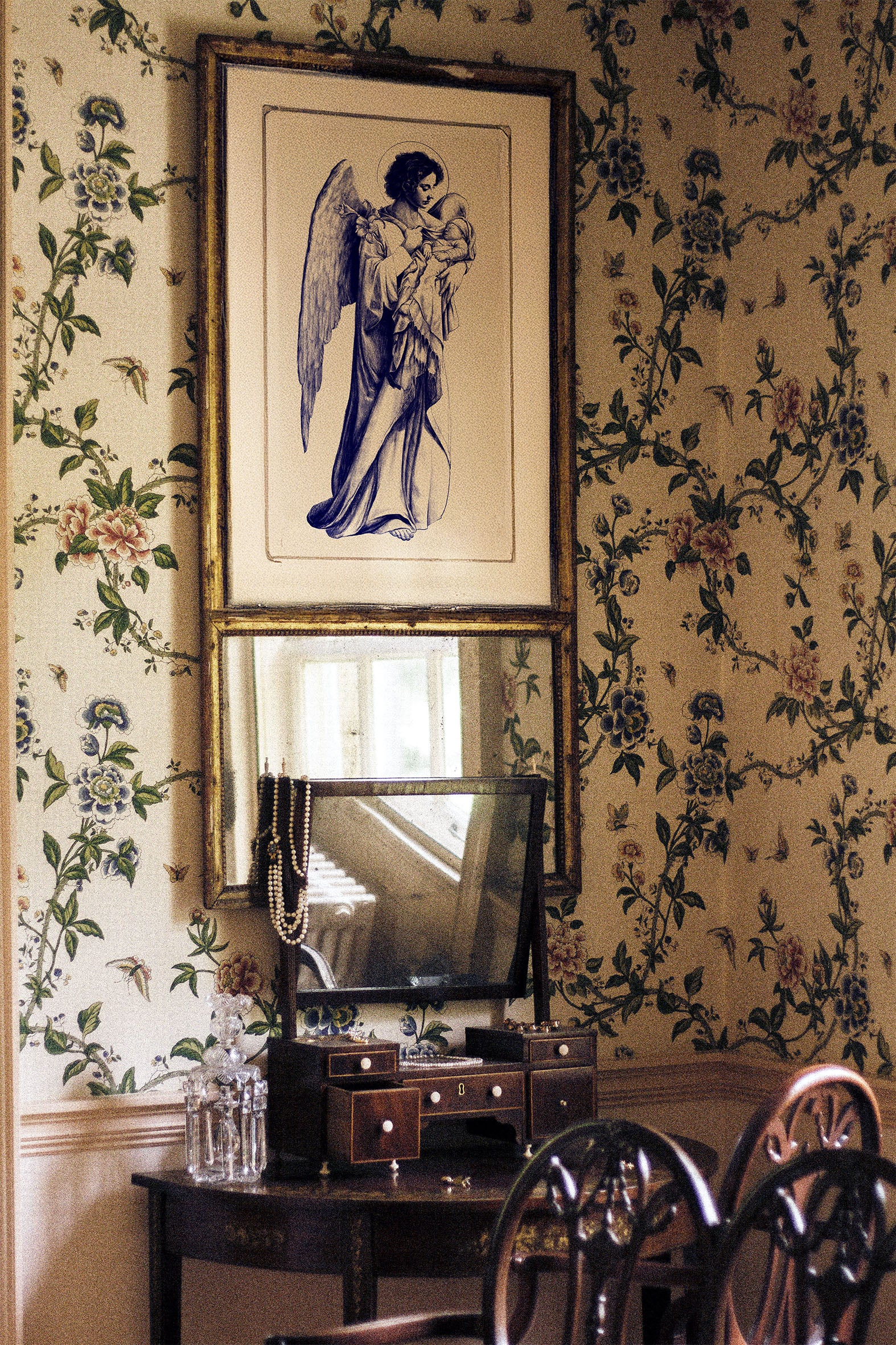 dessin de l'ange Gabriel tenant un enfant dans les bras, encadré dans une maison