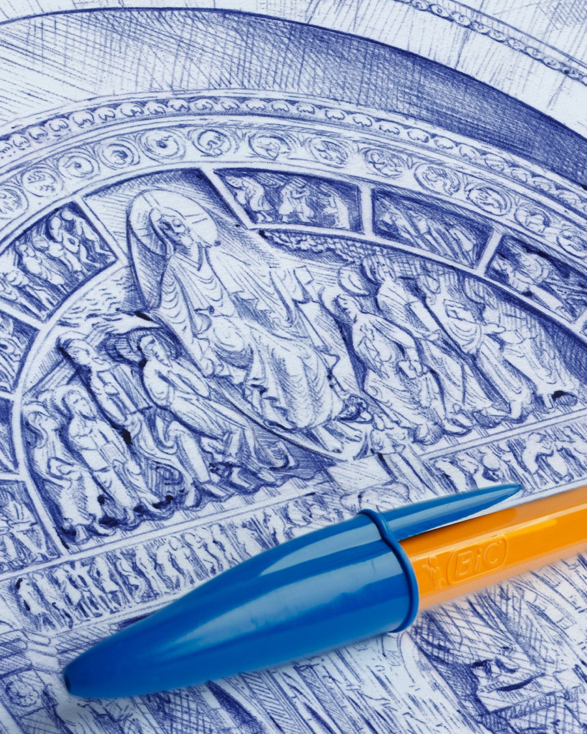 détail au stylo bic bleu du tympan en sculpture romane de la basilique sainte-Marie-Madeleine de Vézelay.