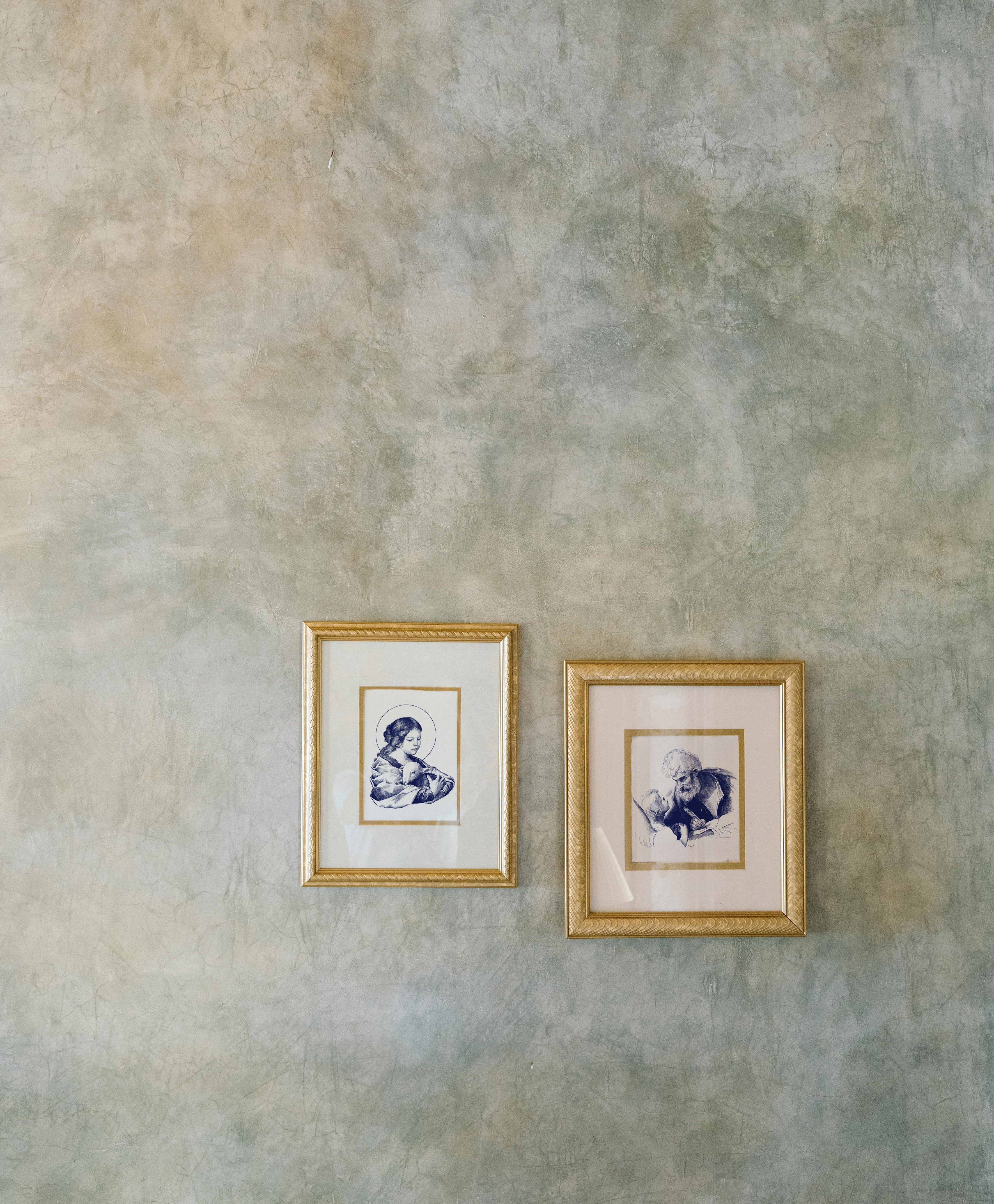 Deux cadres dorés avec les dessins de sainte Agnès et saint Matthieu